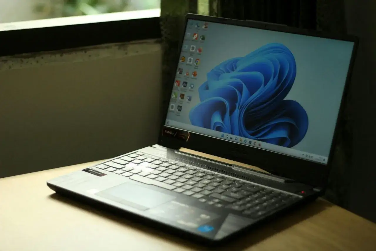 En bärbar dator med Windows 11-skärm, redo för nya uppgifter. Kontrollera systemkrav Windows 11 för en smidig upplevelse.