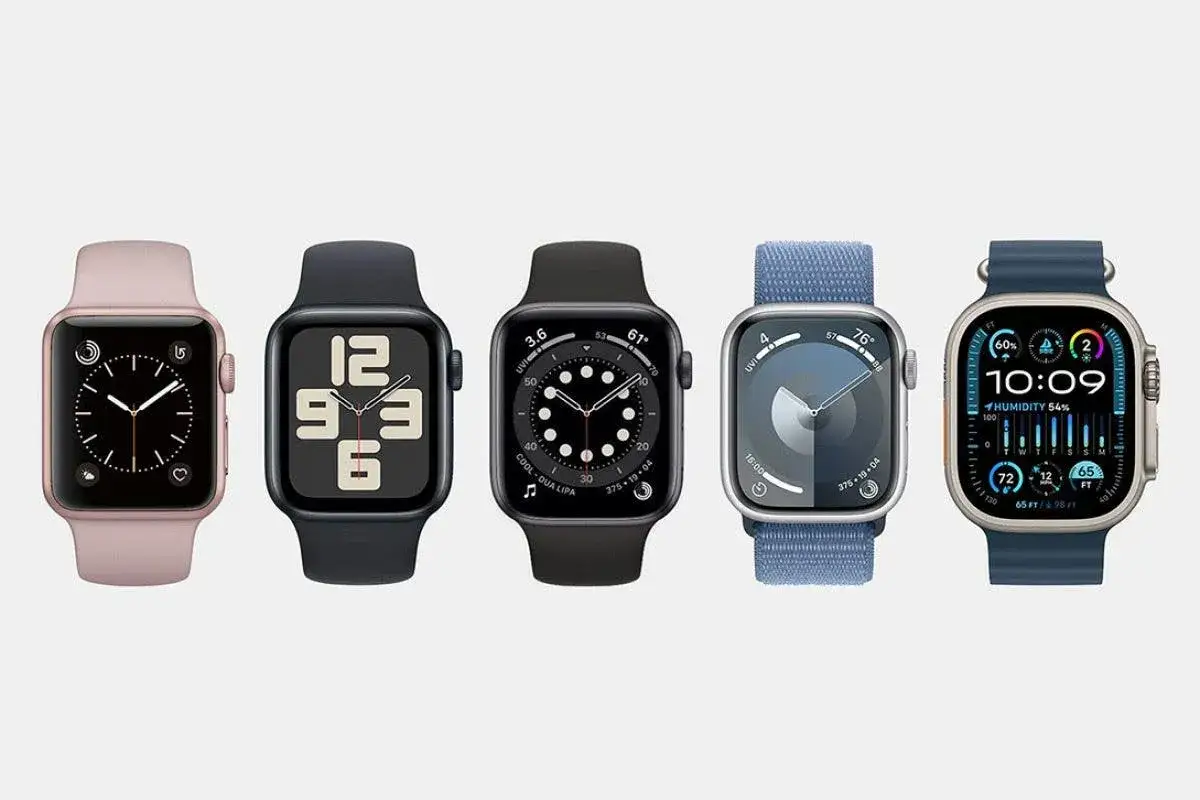 Fem olika apple watch modeller visas upp, fr&aring;n rosa till m&ouml;rkbl&aring;, med varierande urtavlor.