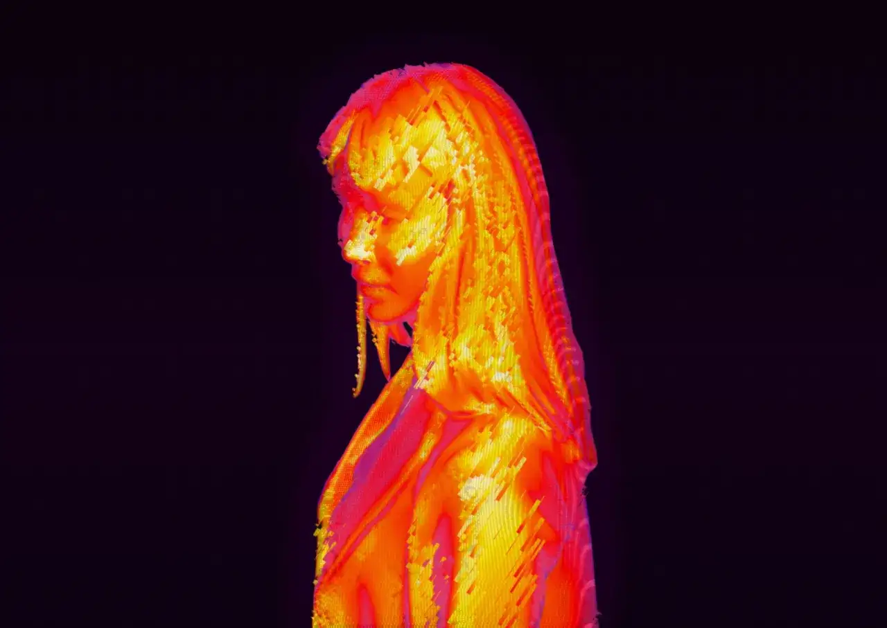 En 3D-modell av en kvinna, skapad med iPhone LiDAR-teknik, i varma f&auml;rger mot m&ouml;rk bakgrund.